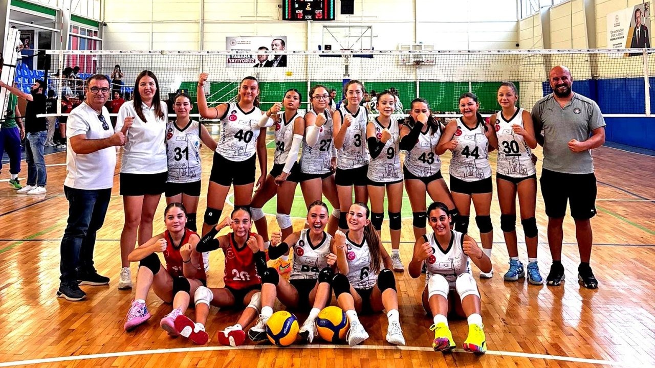 Çeşme Belediyespor Küçük Kızlar Voleybol Takımı grup lideri oldu