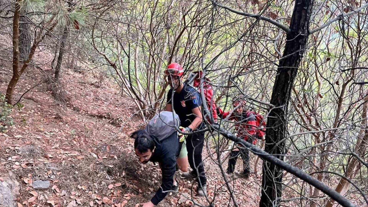 İzmir’de kayalıklarda mahsur kalan 3 genç kurtarıldı
