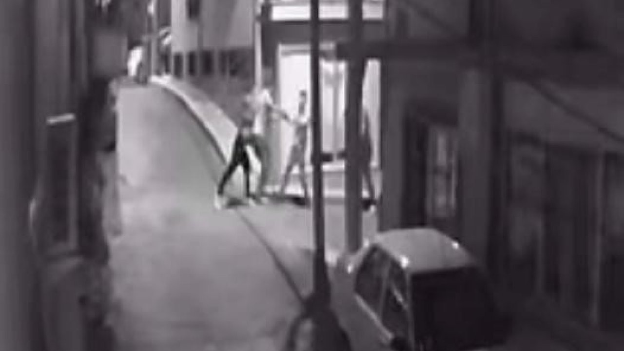 Kavgada boğazından bıçak darbesi alan adam hayatını kaybetti