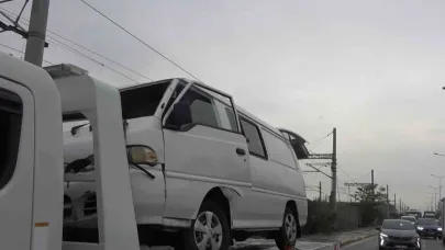 Kaygan zeminde kontrolden çıkan minibüs devrildi: 1 yaralı