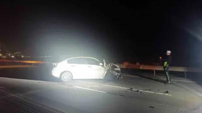 Otomobil traktörün römorkuna çarptı: 2 yaralı