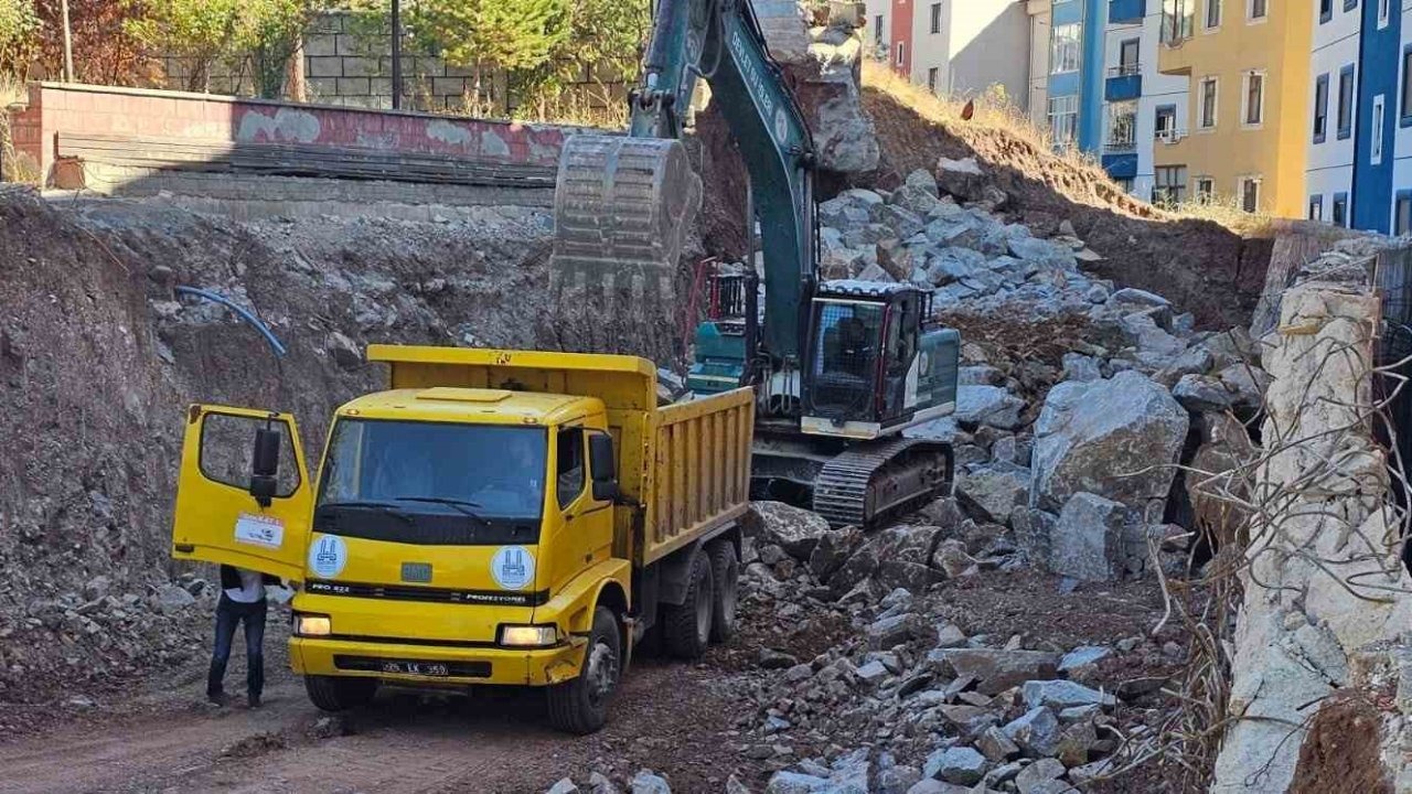 İspir’de heyelan krizi