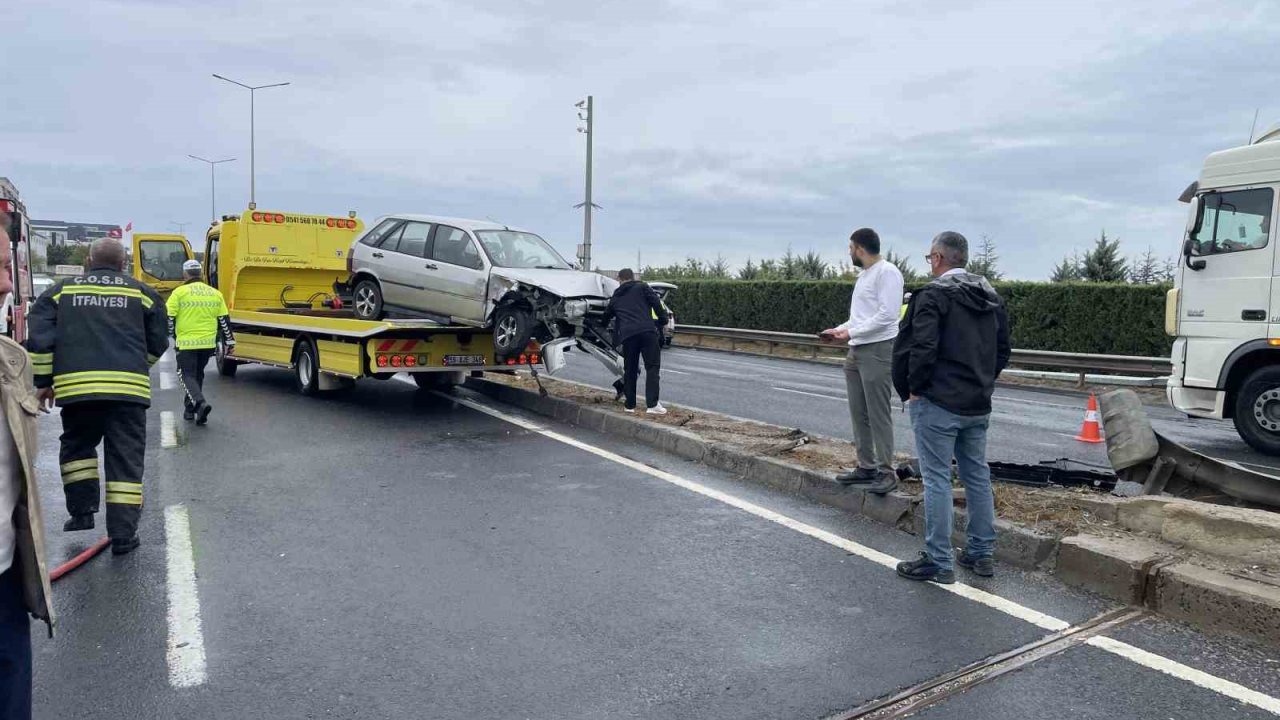 Kamyonla çarpışan otomobil refüje daldı