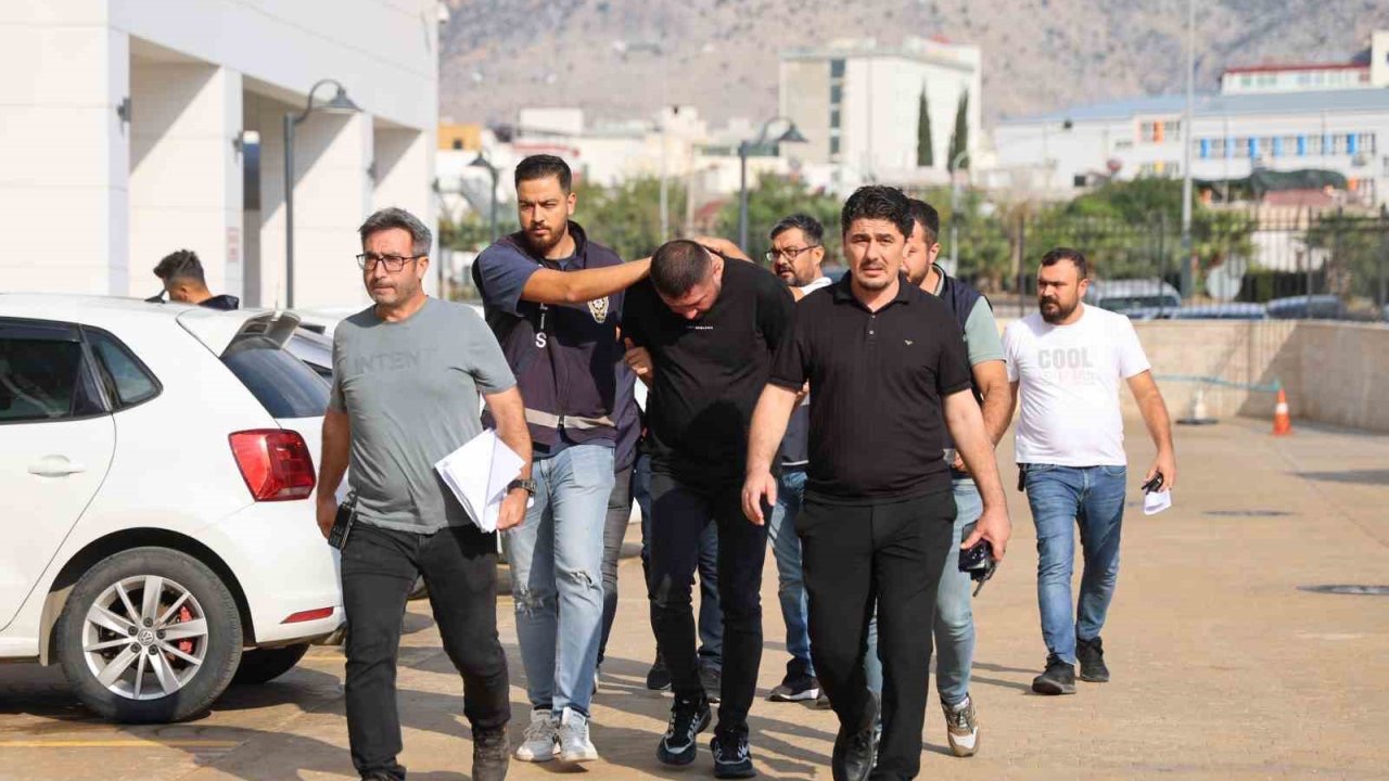 Otomatik silahla galeriye saldıran şüpheliler tutuklandı