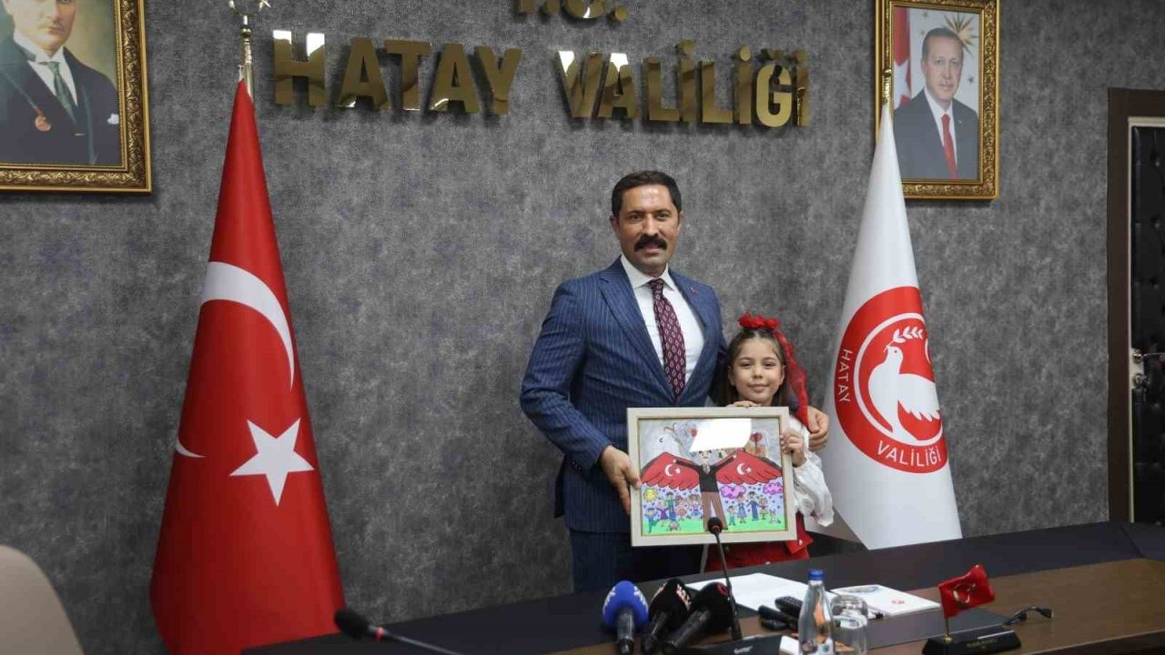 ’TEKNOFEST Mavi Vatan’ yarışmasında birinci olan minik ressam Asya, Valiyi resmettiği çalışmasında gönülleri fethetti