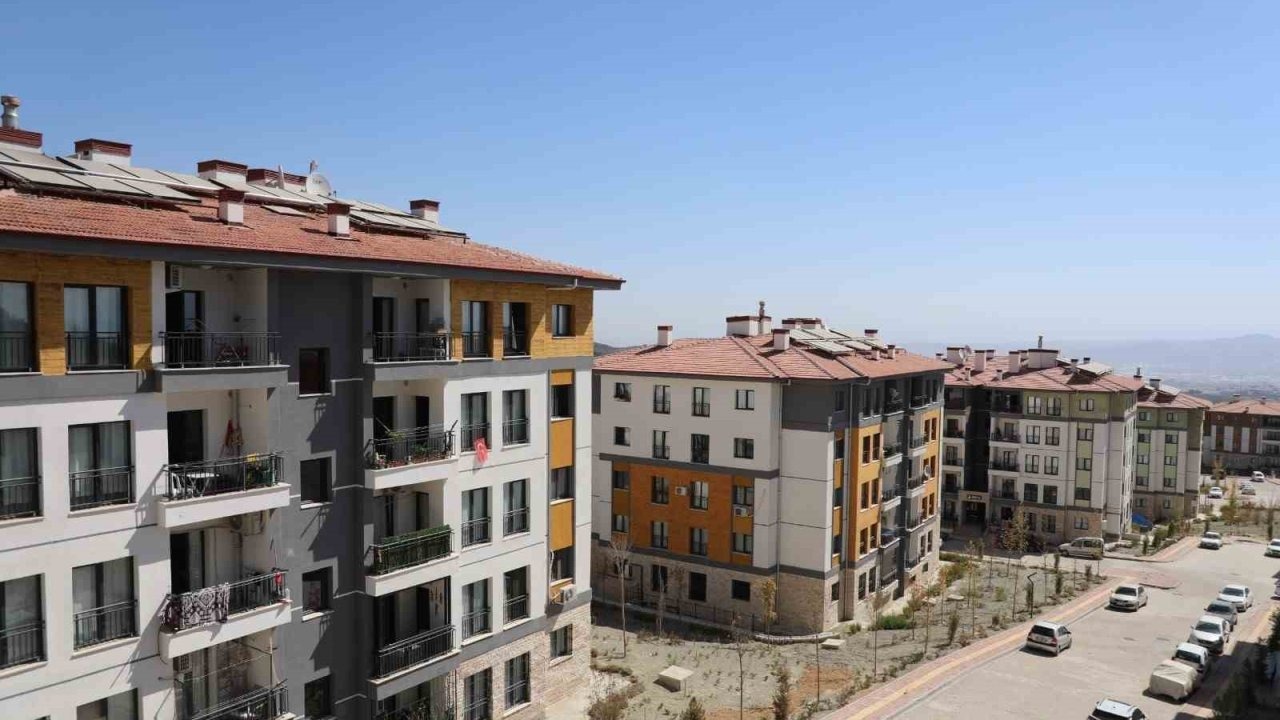 Depremde evleri yıkılan aile, yeni yuvalarında ikinci baharlarına başladılar