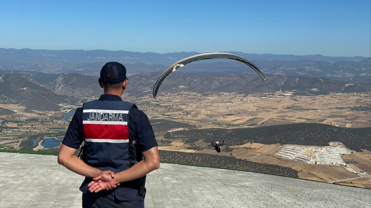 Bilecik’te yamaç paraşütü etkinliği güvenlik önlemleriyle tamamlandı