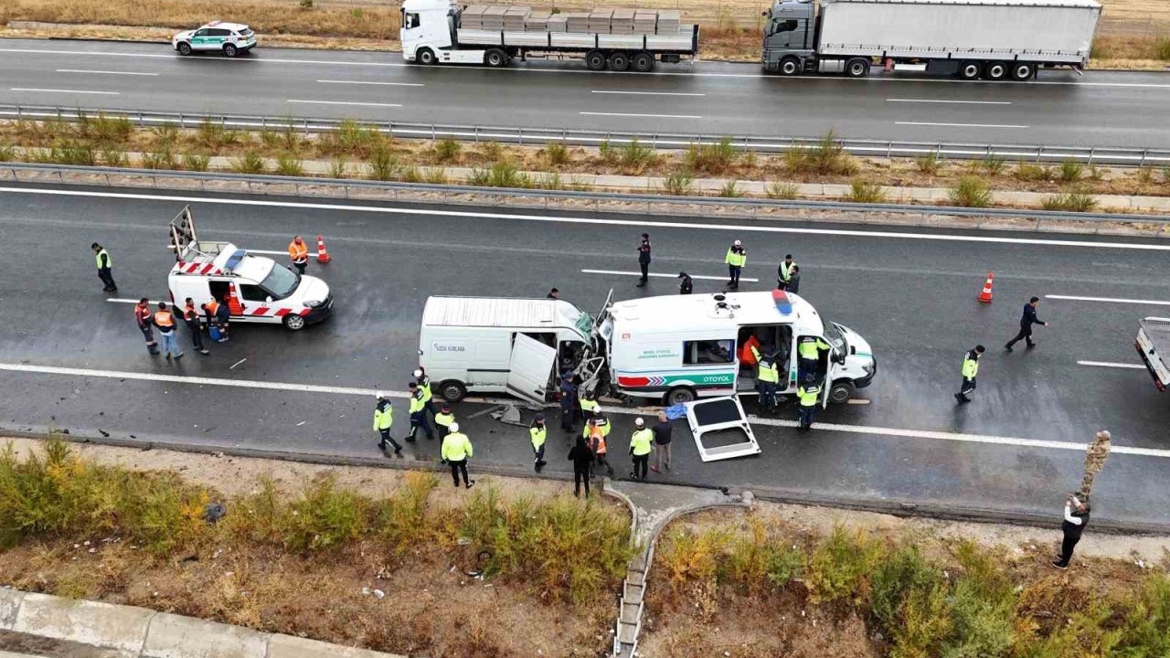 Jandarma aracına minibüs çarptı: 2 jandarma şehit, 1 vatandaş hayatını kaybetti