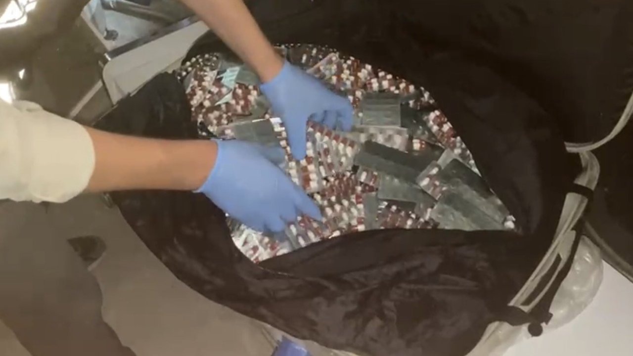 Samsun’da depodaki valizde 20 bin sentetik ecza ele geçirildi
