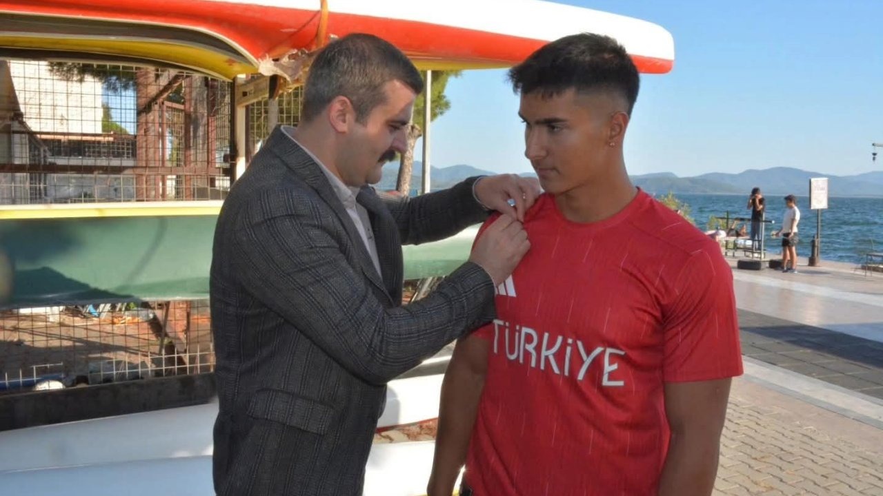 Köyceğiz Kaymakamı Kumcu, Dünya Şampiyonu Karahan’ı ödüllendirdi