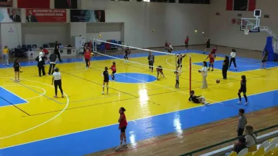 Burhaniye’de ’Annemle Voleybol Oynuyorum’ turnuvası başladı