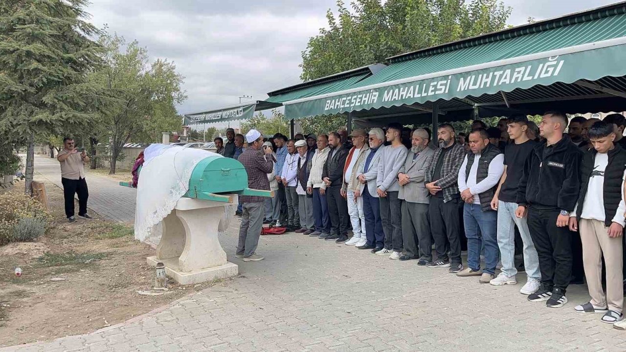 Kazada hayatını kaybeden genç kız gelinlikle uğurlandı