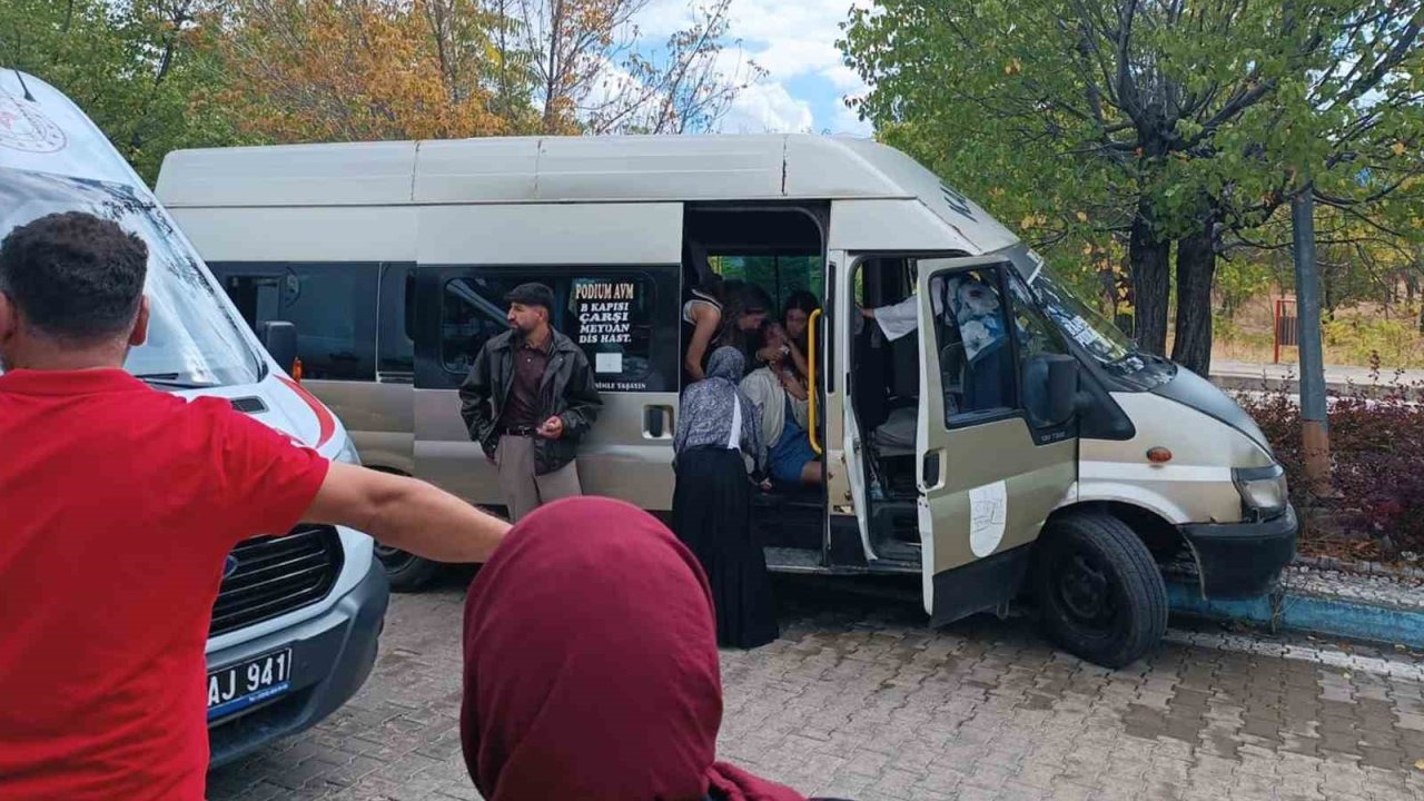 Kırıkkale’de dolmuş ağaca çarptı: 13 üniversite öğrenicisi yaralı