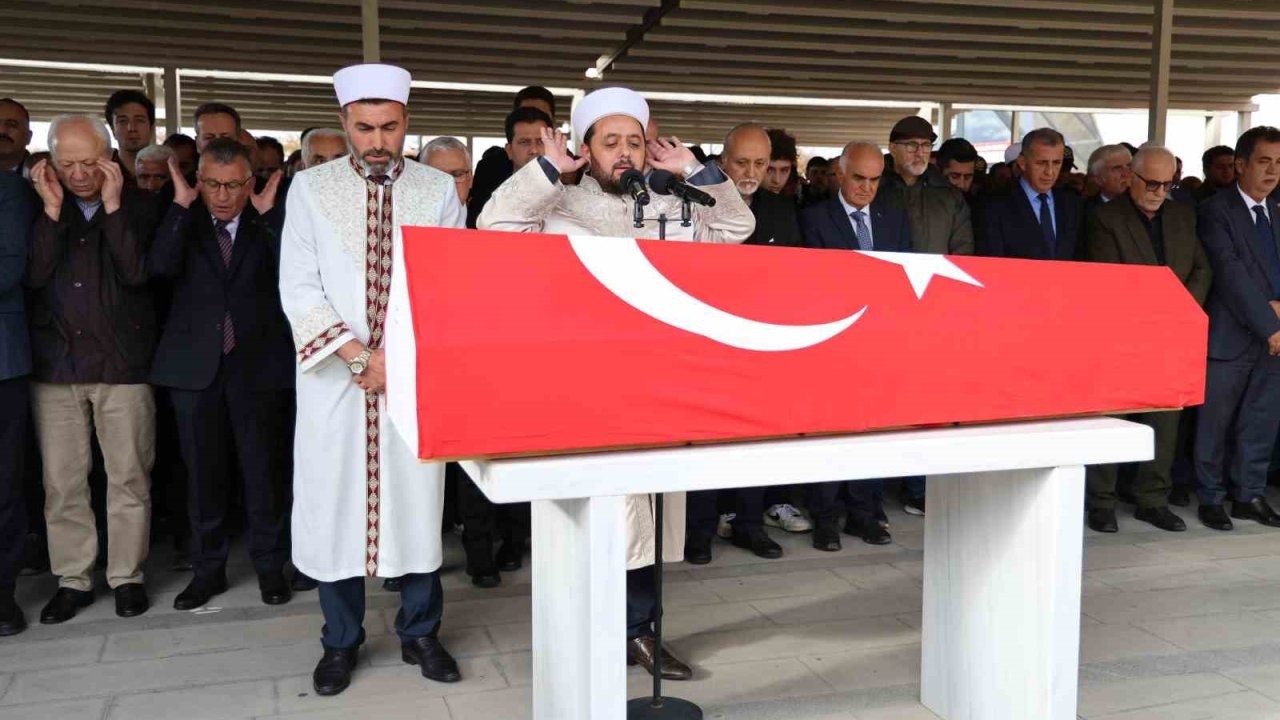 Şair ve yazar Yavuz Bülent Bakiler, vasiyeti üzerine Sivas’ta anne ve babasının yanına defnedildi