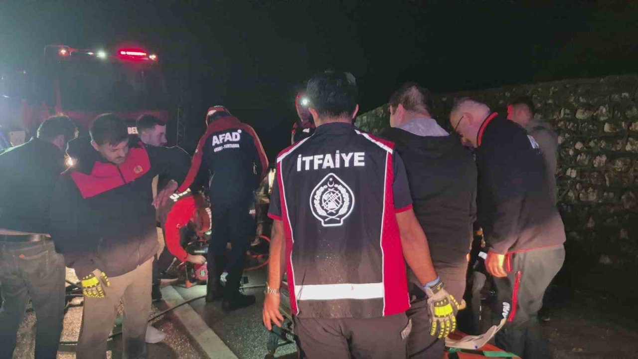 Bartın’da otomobil bariyerlere çarptı: 4 yaralı