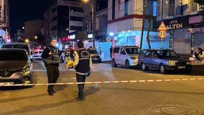 Bağcılar’da seyir halindeki otomobile silahlı saldırı: 2 yaralı