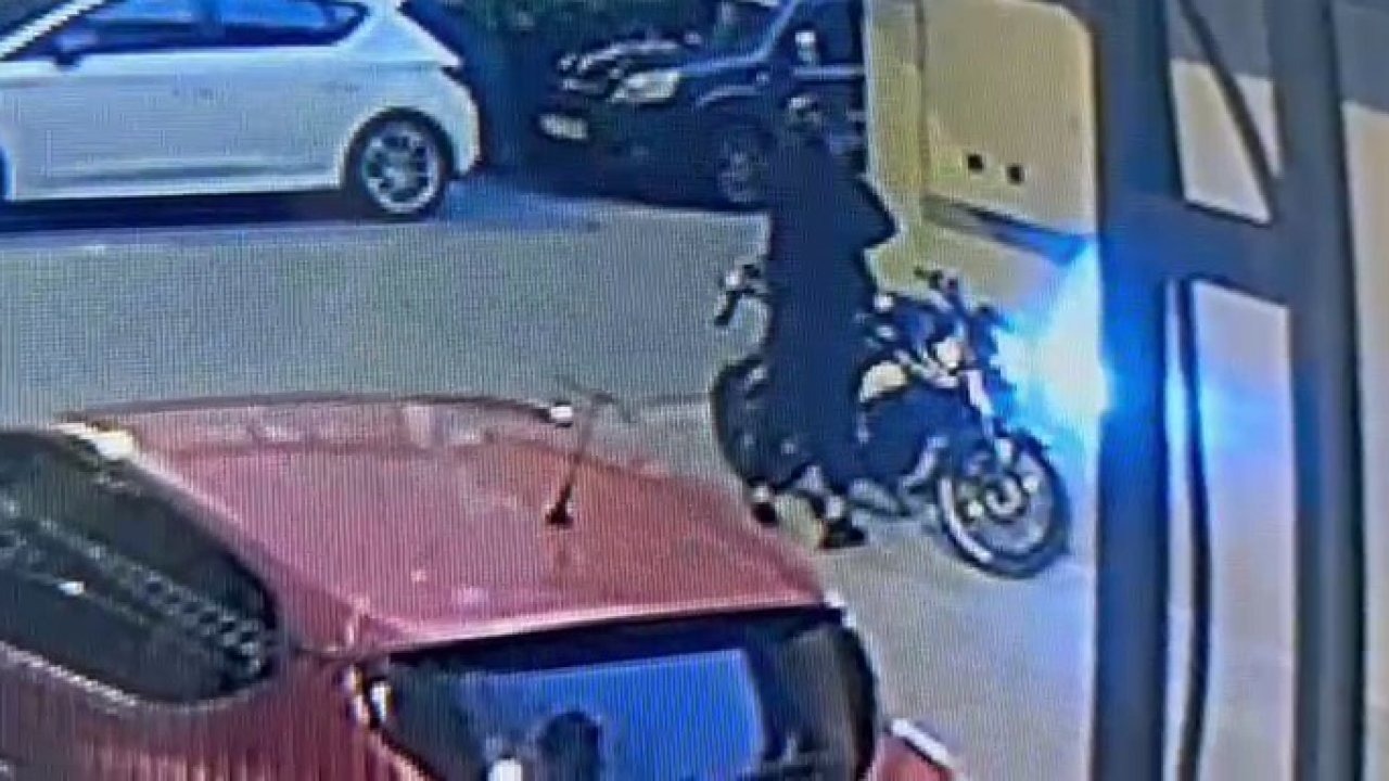Beylikdüzü’nde 27 yaşındaki gencin katil zanlısı kapı önünde böyle beklemiş