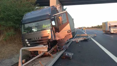 Tır, bariyerlere ok gibi saplandı
