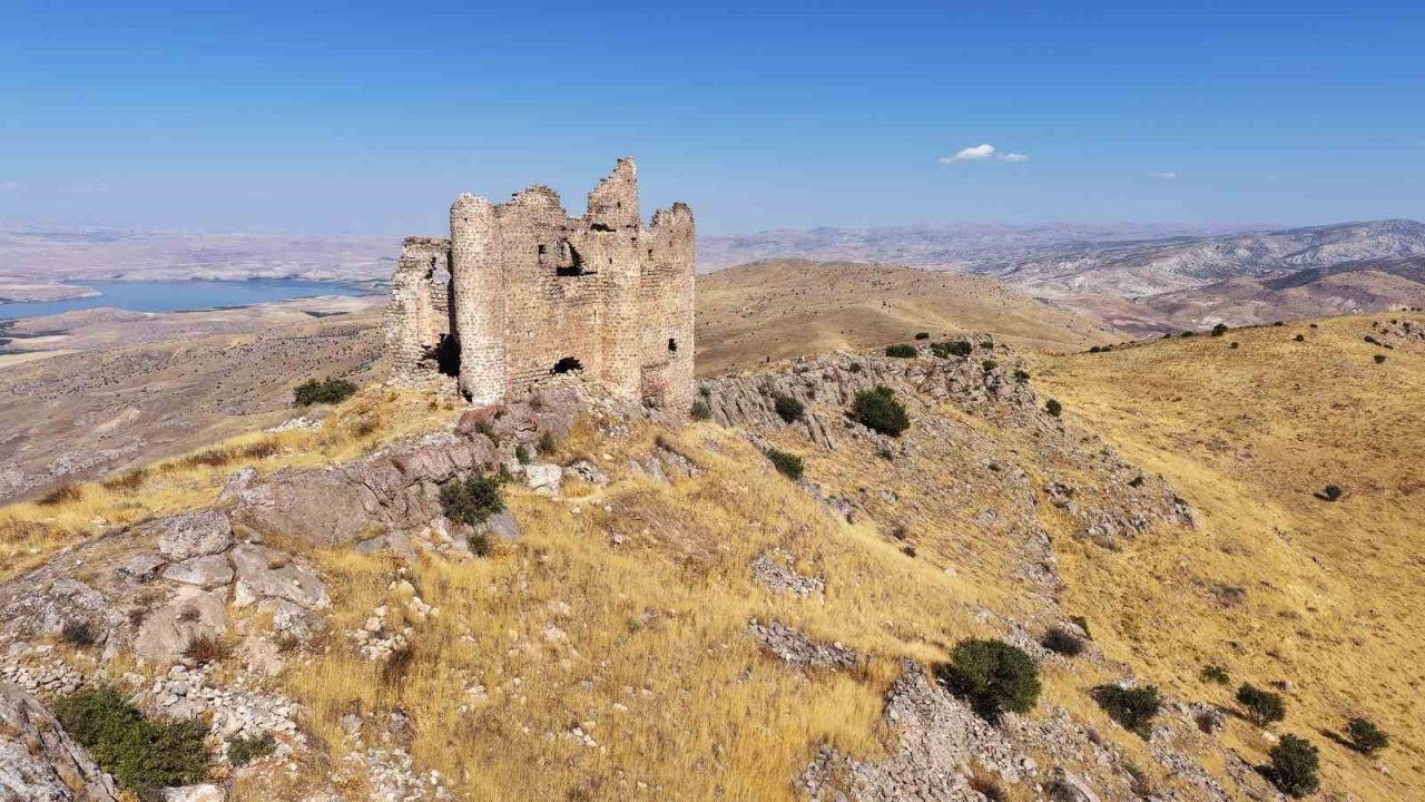 Dağcılar ve tarih tutkunları bin yıllık Mor Ahron Manastırı’nda buluştu