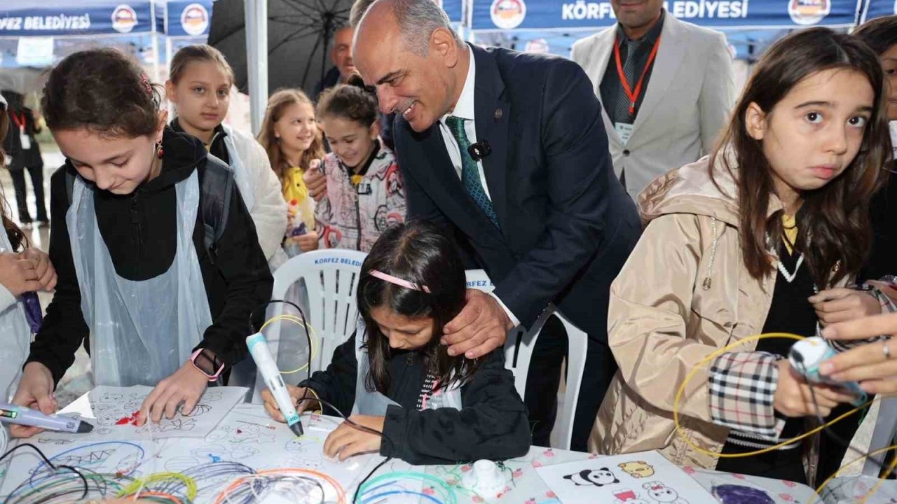 Körfezli öğrenciler projelerini "Bilim Şenliği"nde sergiledi