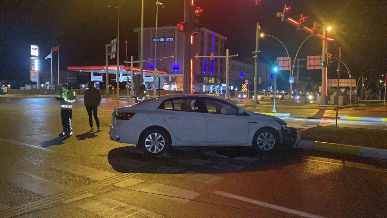Çorum’da otomobil refüje çarptı: 1 yaralı