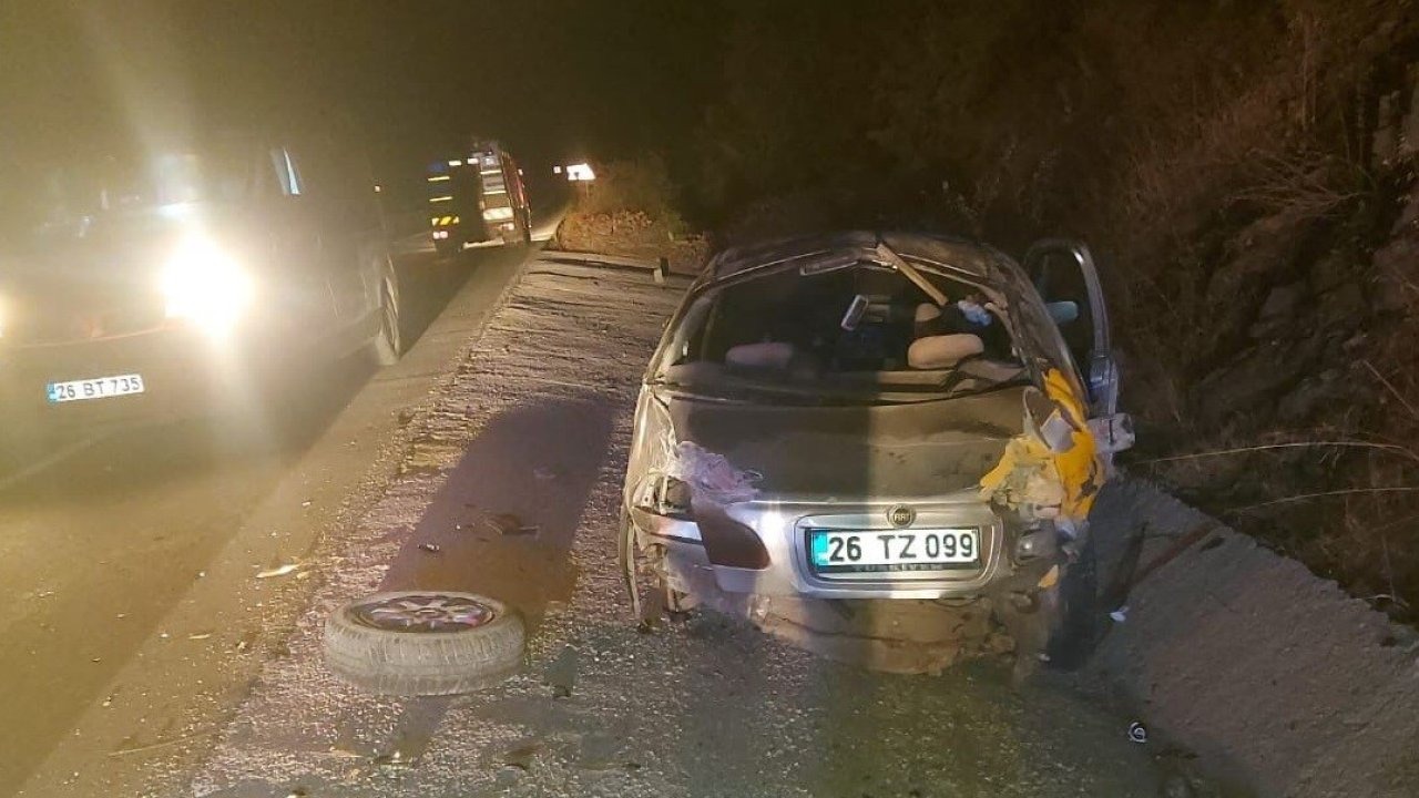 Kontrolden çıkan otomobil beton zemine çarptı: 2 kişi yaralandı