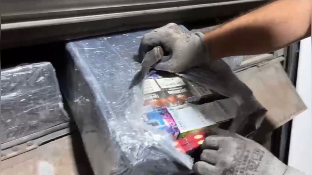 Otobüs çamurluğundaki gizli bölmeden kaçak elektronik sigara ve sigara ele geçirildi