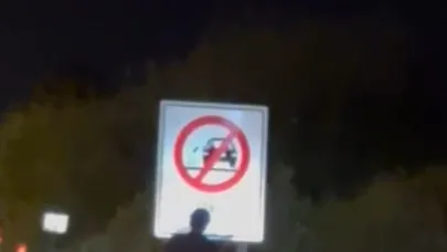 Böyle kaza görülmedi, motosiklet sürücüsü yol kenarındaki ‘çöp atma’ yazılı uyarı levhasına kafasını çarptı