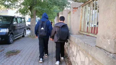 Uzmanı açıkladı: "Ağır okul çantaları çocuklarda skolyoz riskini artırıyor"