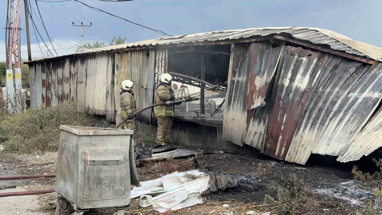 Arnavutköy’de BEDAŞ’a ait trafodan çıkan kıvılcımlar ayakkabı deposunu küle çevirdi