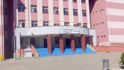 Küçük Sidra’nın talebi yerine getirildi, konferans salonu tiyatro sahnesine dönüştü