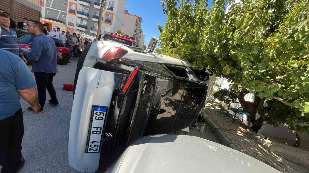 Isparta’da üç aracın karıştığı kazada 5 kişi yaralandı