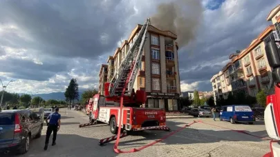 Edremit’te apartmanın çatısında yangın çıktı
