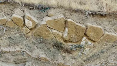 Yüksekova’da gizemli buluntu heyecanı: Esnaf tarihçilere çağrı yaptı