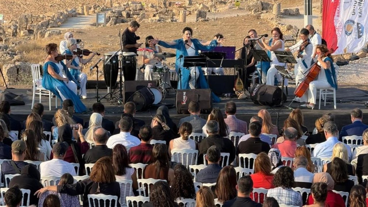 Diyarbakır’da Allegra Ensemble kadın müzik topluluğu tarihi sokakları gezdi