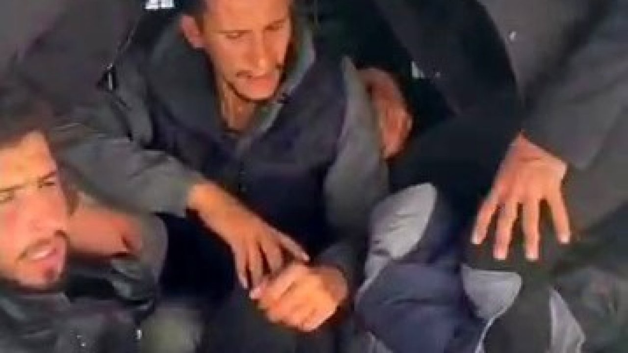 Aracıyla tıka basa göçmen taşıyan insan taciri tutuklandı