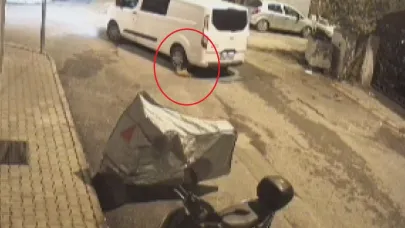 Minibüs sürücüsünün ezdiği kediye aldırış etmeden yoluna devam ettiği anlar kamerada