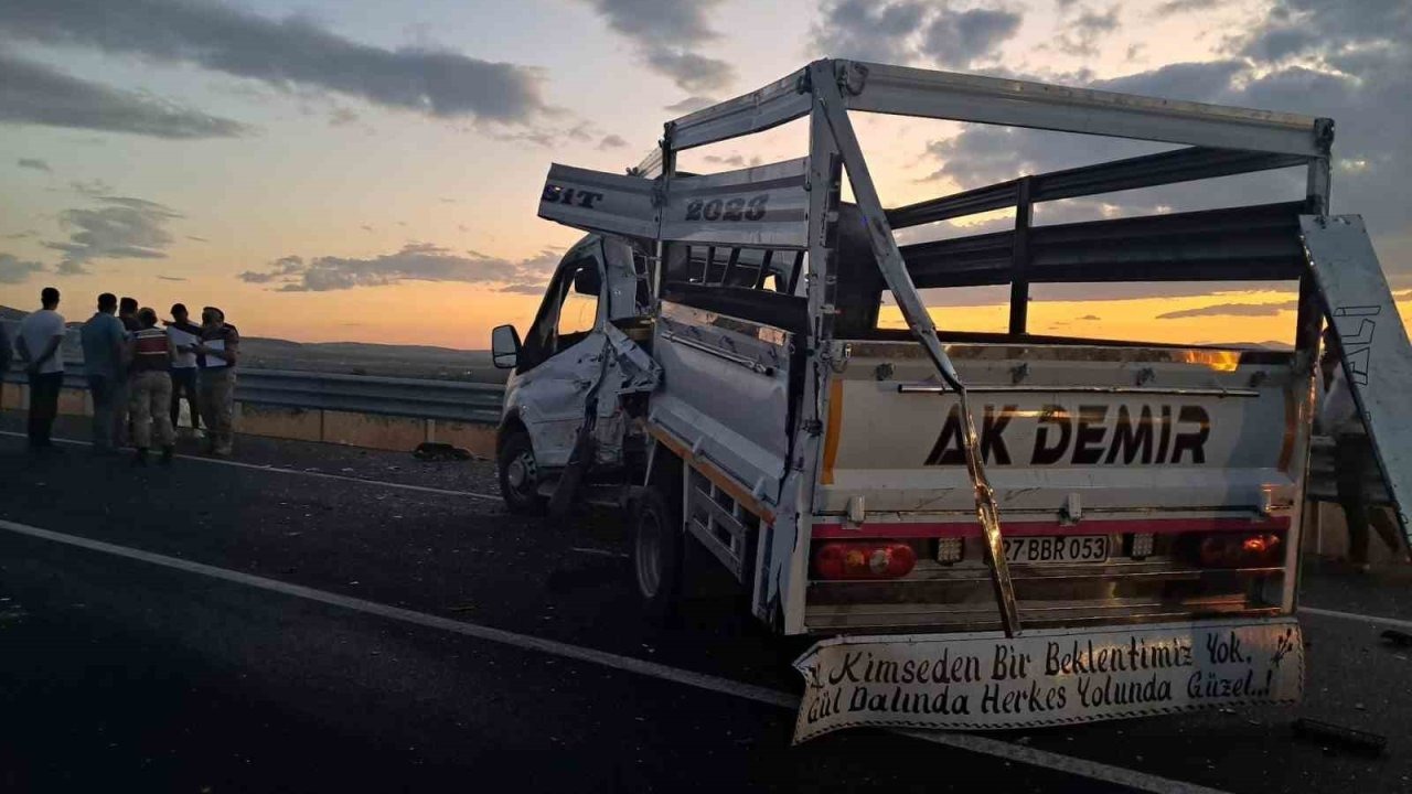 Kilis’te tır ile pikap çarpıştı: 3 yaralı