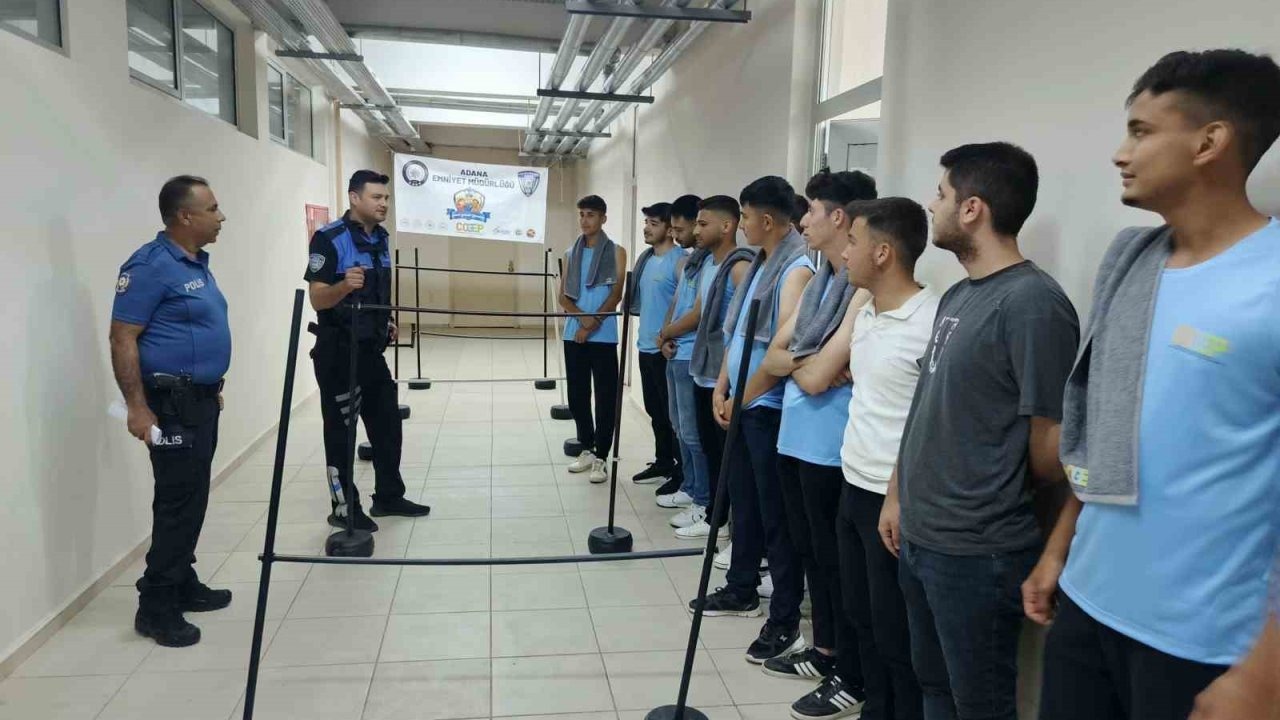 Polisin eğitim verdiği gençler astsubaylığı kazandı