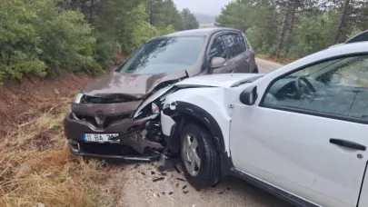 Bilecik’te seyir halinde kafa kafaya çarpıştılar; 3 yaralı