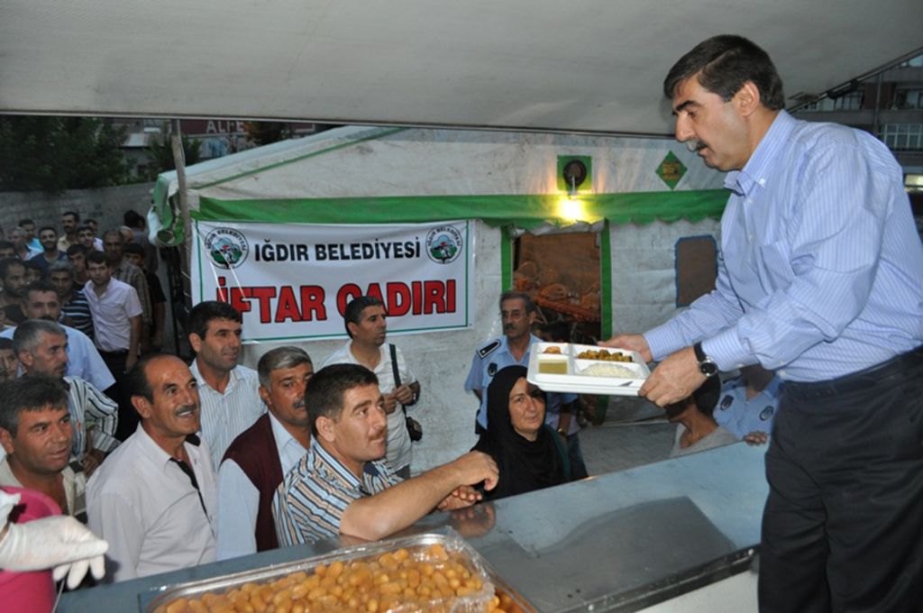 Iğdır Belediyesi İftar Çadırı Kurdu