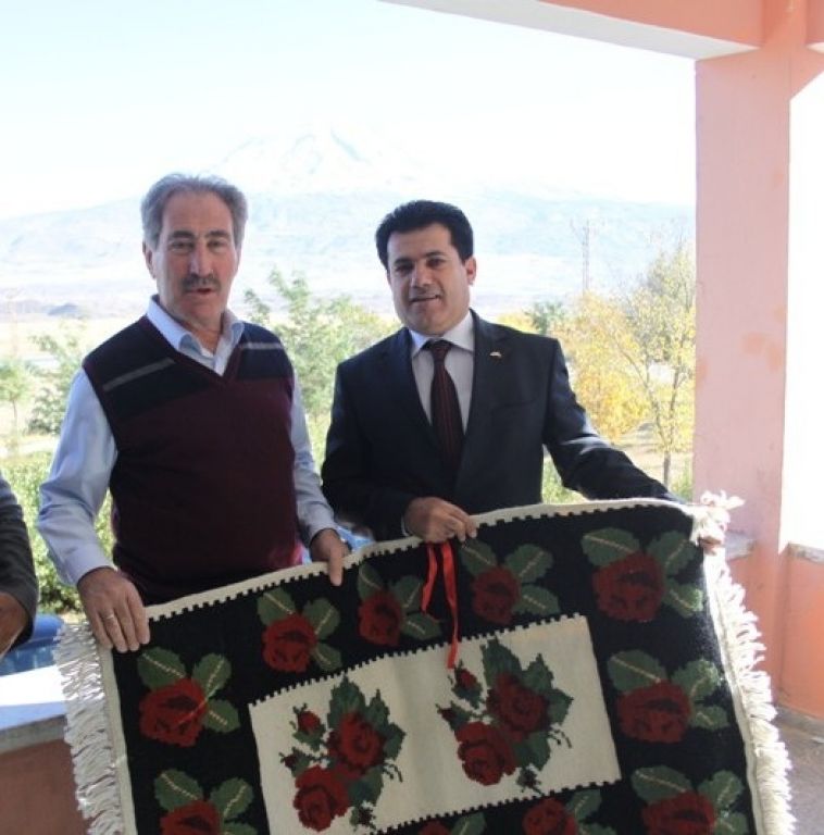 İl Kültür ve Turizm Müdürü Osman Engindeniz Kültür Bakanı Günaya Karabağ Halısını Takdim etti