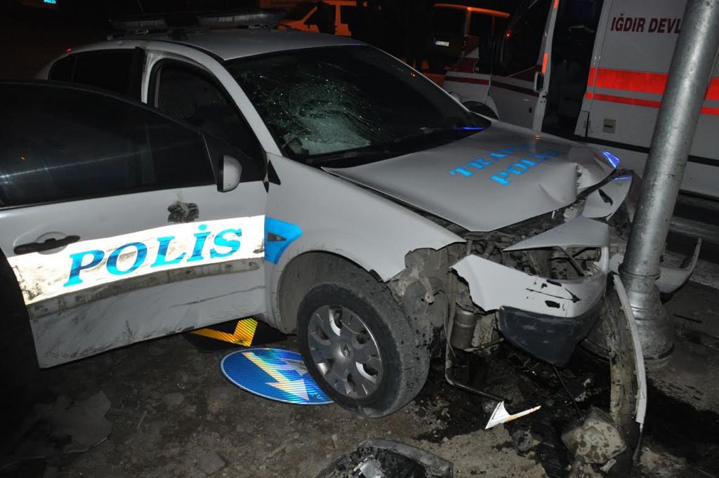 Trafik aracı kaza yaptı iki polis hafif yaralandı