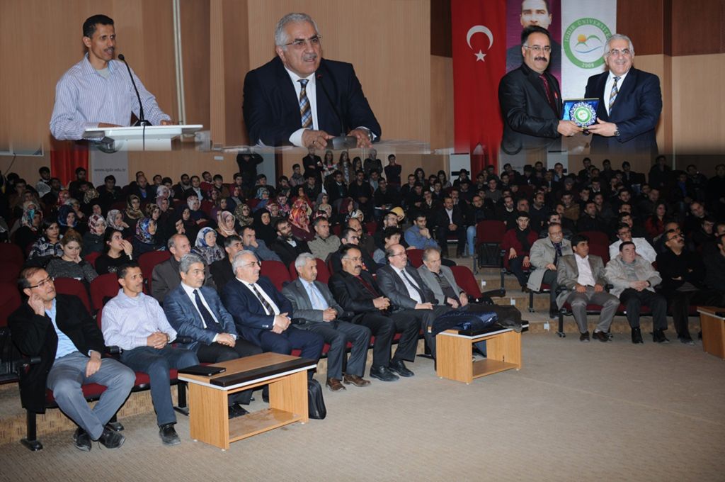 Üniversitemizde Dünya Türkiyeden Neler Bekliyor Konulu Konferans Düzenlendi