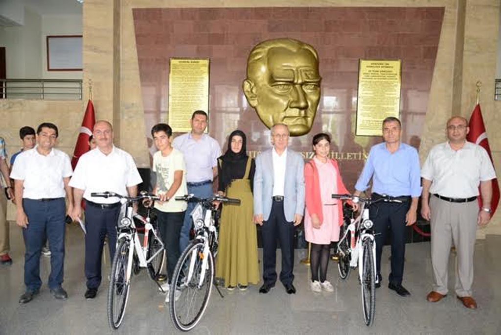Başarılı Öğrencilerin Ödülleri Vali Haner Tarafından Verildi