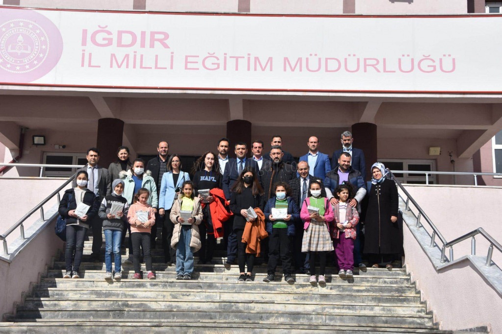 Iğdır İl Milli Eğitim Müdürü Servet Canlı Öğrencilere Hediye Takdim Etti