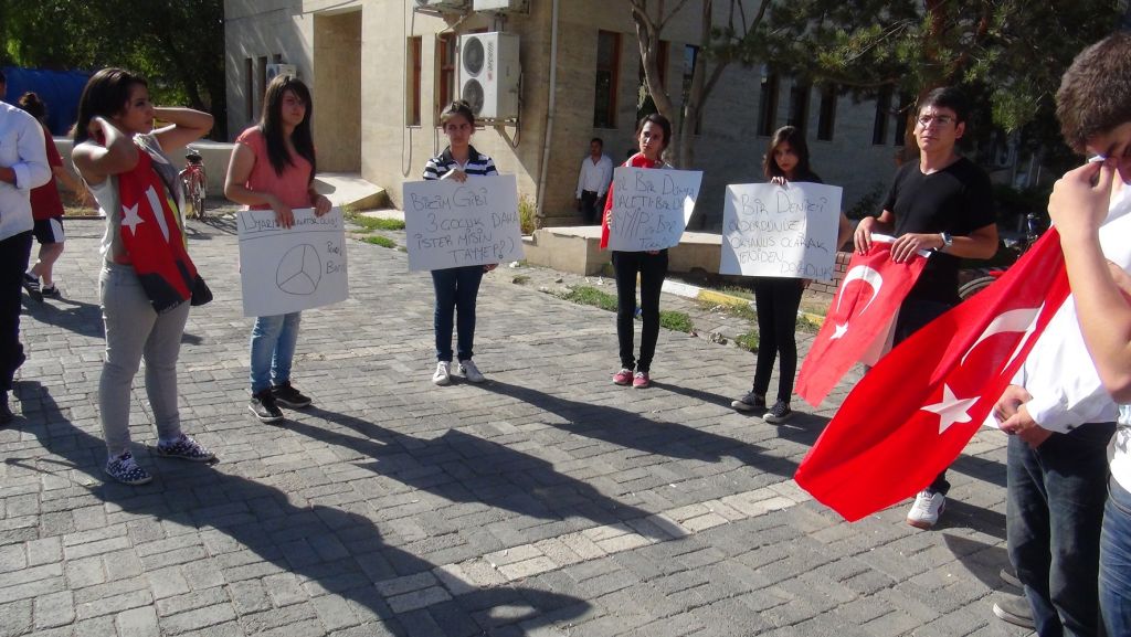 Bir Gurup Öğrenci Hükümeti Protesto Etti