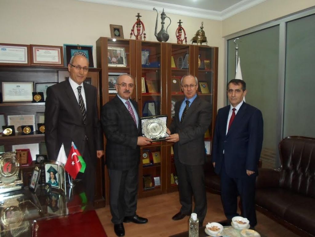 Vali Davut Haner İshak Yaycılıya Plaket Taktim Etti