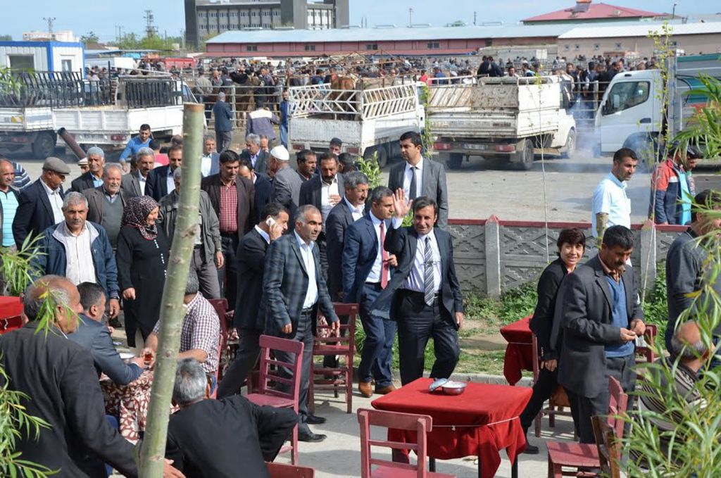 Iğdırda Adaylar esnafları ziyaret etti