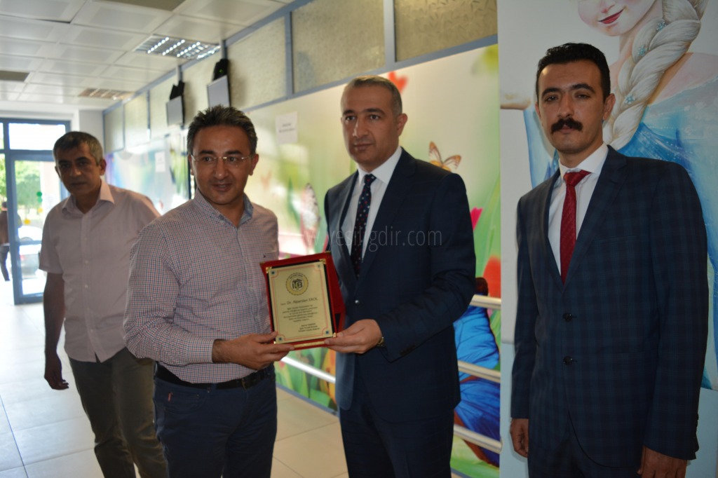 TOBB Başkanı İl Sağlık Müdürü Dr Alpaslan Erola Teşekkür Plaketi Verdi